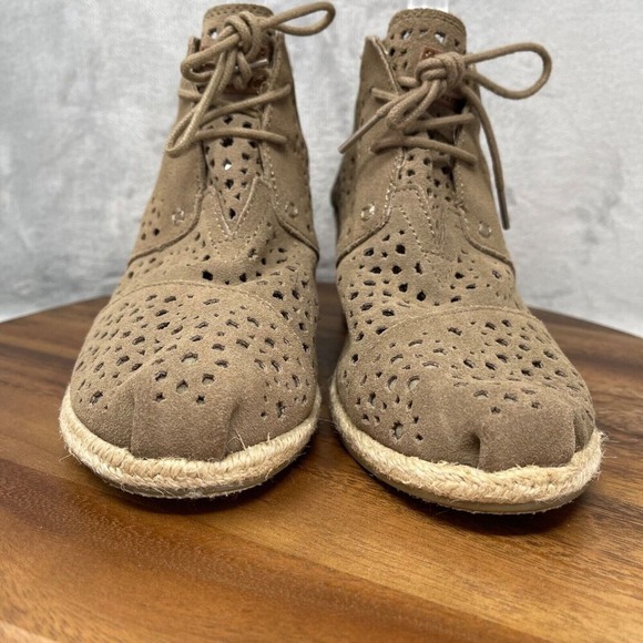 Toms Shoes Womens 9.5 Desert Taupe Laser Cut Suede Espadrille Ankle Booties - Picture 3 of 13